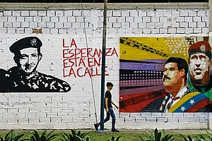 | Photo: Imago/Zuma Press Wire : Leaders on the Wall: A man walks past grafitti in Valencia city, Venezuela, depicting Nicolás Maduro, Simón Bolivar and Hugo Chávez