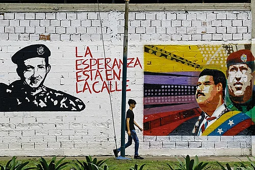 | Photo: Imago/Zuma Press Wire : Leaders on the Wall: A man walks past grafitti in Valencia city, Venezuela, depicting Nicolás Maduro, Simón Bolivar and Hugo Chávez