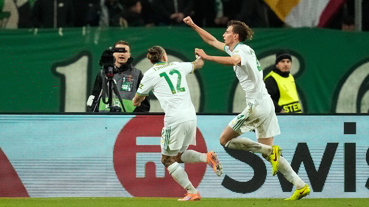 | Photo: AP/Petros Giannakouris : Roma's Jan Ziolkowski, right, celebrates with his teammate Roma's Kostas Tsimikas after he scored his side's first goal during an Europa League soccer match between Panathinaikos and Roma, in Athens, Greece, Thursday, Jan. 29, 2026.