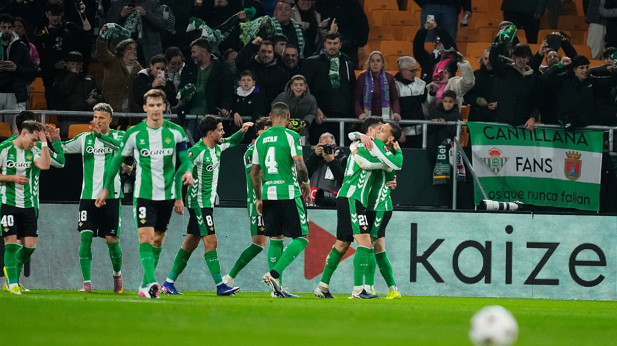 | Photo: AP/Jose Breton : Betis' Antony, right, celebrates with teammates after scoring the opening goal during the Europa League opening phase soccer match between Real Betis and Feyenoord in Seville, Spain, Thursday, Jan. 29, 2026. 