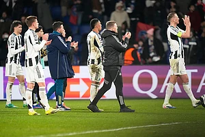 | Photo: AP/Michel Euler : Newcastle players greet supporters after a Champions League opening phase soccer match between Paris Saint-Germain and Newcastle in Paris.
