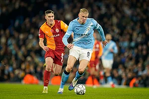 | Photo: AP/Dave Thompson : Manchester City's Erling Haaland is chased by Galatasaray's Roland Sallai during the Champions League opening phase soccer match between Manchester City and Galatasaray in Manchester, England.