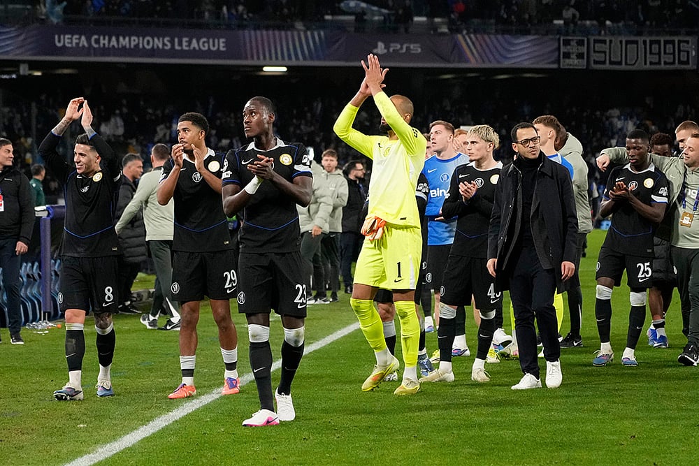 | Photo: AP/Gregorio Borgia : Chelsea players celebrate at the end of a Champions League opening phase soccer match between Napoli and Chelsea, in Naples, Italy.