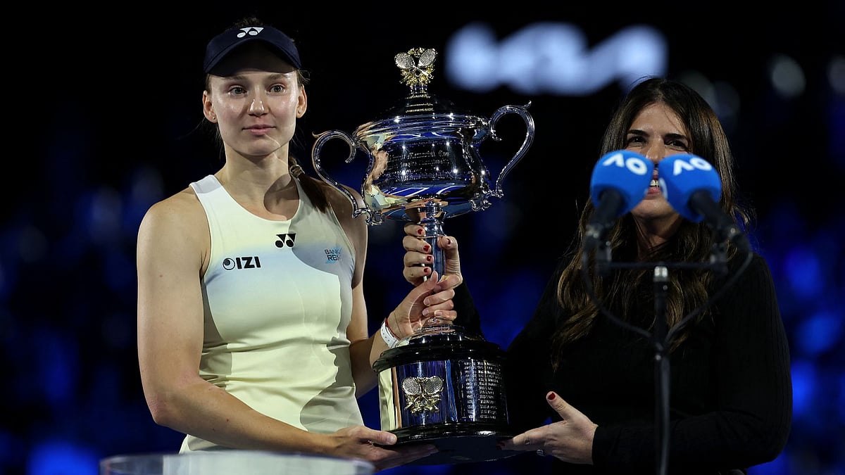 Rybakina receives the trophy from Jennifer Capriati