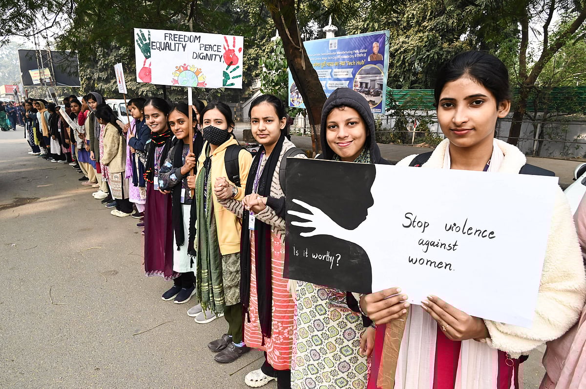 IMAGO / ANI News : Dec 10. 2025: Teachers and students of Patna Womens College form a human chain to mark Human Rights Day.