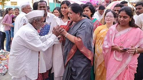 Photo via Team Sunetra Pawar : Sunetra Pawar, NCP Ajit Pawar faction candidate is representing the Mahayuti alliance backed by BJP and Shiv Sena Shinde faction, interacting with locals in Baramati