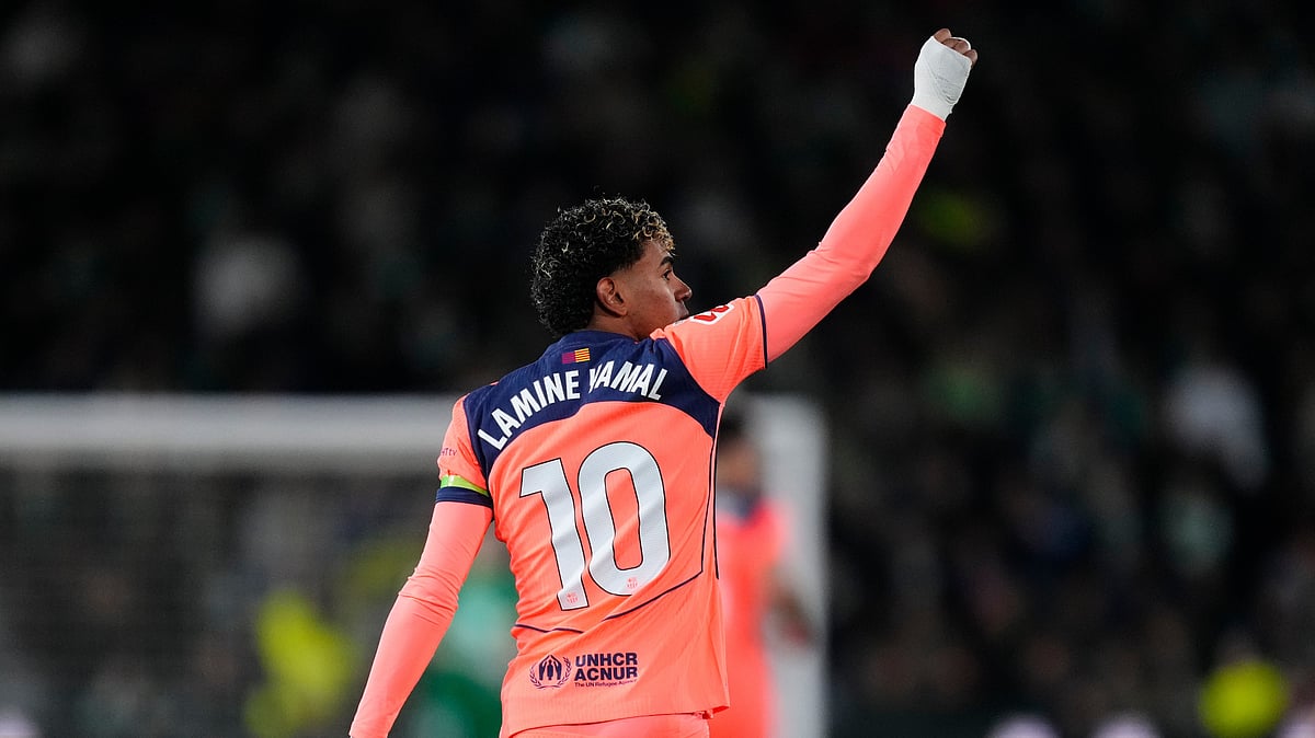 (AP Photo/Jose Breton) : Barcelona's Lamine Yamal celebrates after scoring the opening goal with his teammate Barcelona's Raphinha during a Spanish La Liga soccer match between Elche and Barcelona in Elche, Spain, Saturday, Jan. 31, 2026.