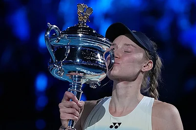 | Photo: AP/Aaron Favila : Elena Rybakina of Kazakhstan kisses the Daphne Akhurst Memorial Cup after defeating Aryna Sabalenka of Belarus to win the womens singles final at the Australian Open tennis championship in Melbourne, Australia.