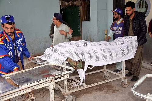 IMAGO / Xinhua : Rescuers transfer a victim s body in Quetta, southwest Pakistan s Balochistan province, on Jan. 31, 2026. At least 58 terrorists, 15 troops, policemen and civilians were killed during follow-up operations launched in response to coordinated attacks in Pakistans southwestern Balochistan province, security sources said on Saturday.