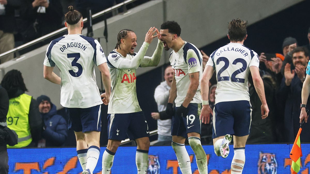 (AP Photo/Richard Pelham) : Tottenham's Dominic Solanke (19) is congratulated after scoring his side's 2nd goal during the English Premier League soccer match between Tottenham Hotspur and Manchester City in London, Sunday, Feb. 1, 2026.