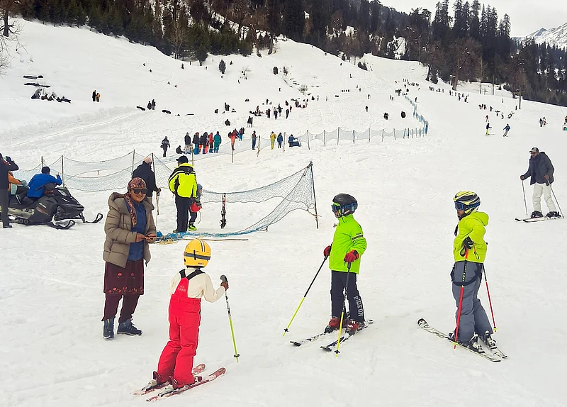 IMAGO : Tourists enjoy adventure tourism activities, including skiing at Solang Valley in the tourist town of Manali, in Kullu, Himachal Pradesh