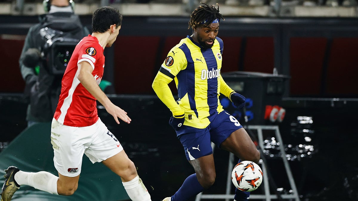 (AP Photo/Maurice van Steen, File) : FILE - Fenerbahce's Allan Saint-Maximin, right, challenges for the ball with AZ Alkmaar's Alexandre Penetra during the Europa League soccer match between AZ Alkmaar and Fenerbahce at the AFAS stadium, in Alkmaar, Netherlands, Nov. 7, 2024