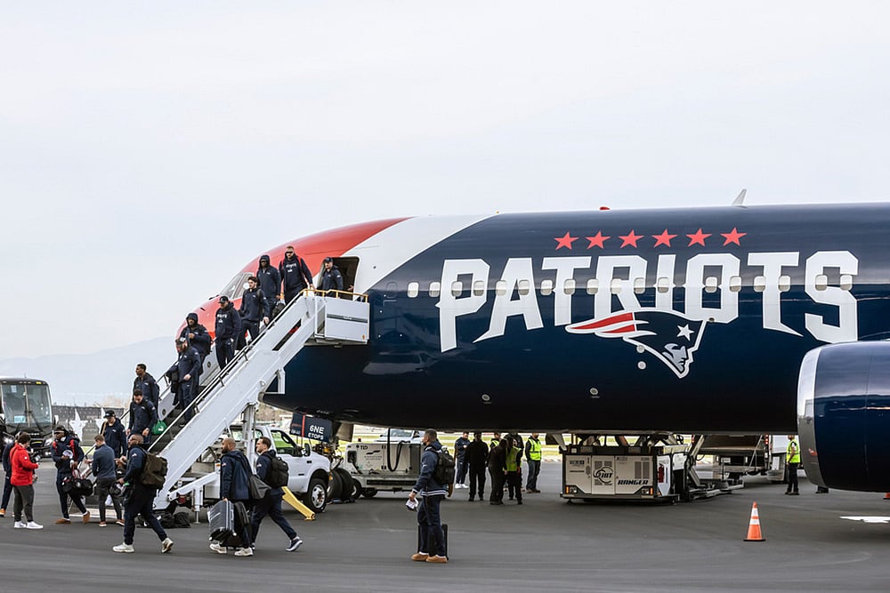 | Photo: Carlos Avila Gonzalez/San Francisco Chronicle via AP : New England Patriots players disembark at Mineta International Airport in San Jose, California, ahead of NFL footballs Super Bowl LX. 