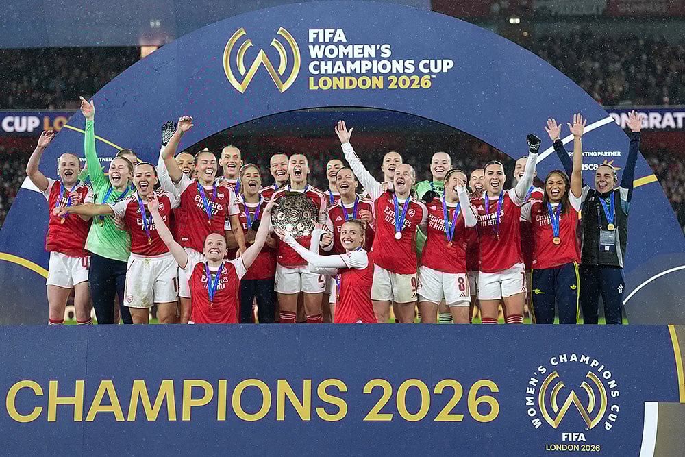 | Photo: AP/Alastair Grant : Arsenals team captains Kin Little, left, and Leah Williamson, right, lift the trophy after winning the Womens Champions Cup final soccer match between Arsenal FC and SC Corinthians in London.