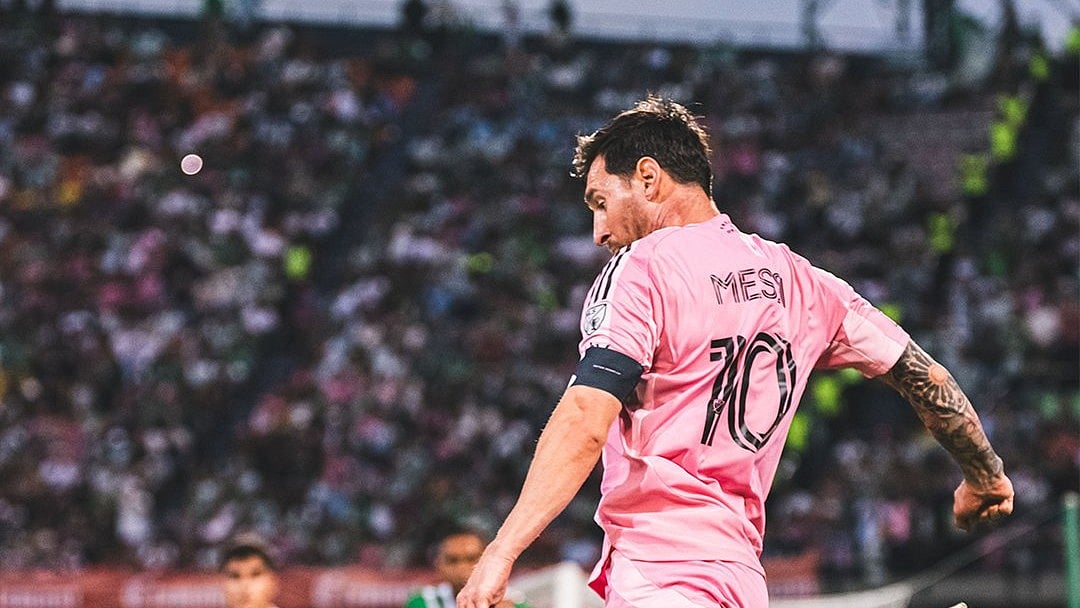 InterMiamiCF/X : Lionel Messi in action against Atletico National in a pre-season friendly. 