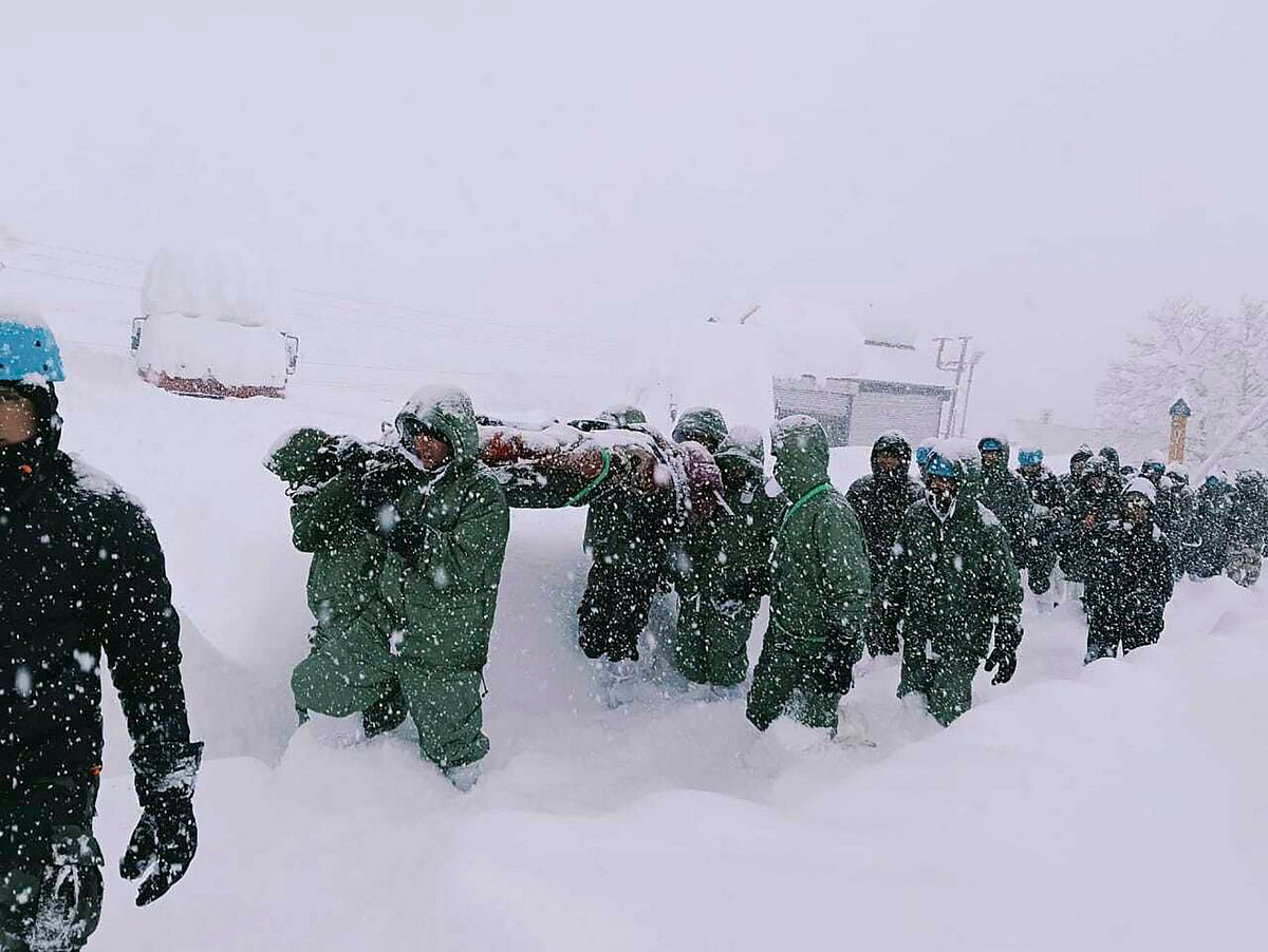  IMAGO / AAP : In this handout photo supplied by the Indian Army, a team carries out rescue operations for trapped construction workers who were swept away by an avalanche near the Mana Pass in northern Uttarakhand state in Chamoli district, India, Friday, Feb. 28, 2025.