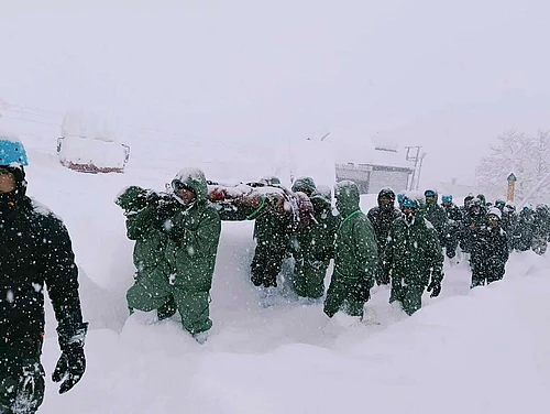 IMAGO / AAP : In this handout photo supplied by the Indian Army, a team carries out rescue operations for trapped construction workers who were swept away by an avalanche near the Mana Pass in northern Uttarakhand state in Chamoli district, India, Friday, Feb. 28, 2025.