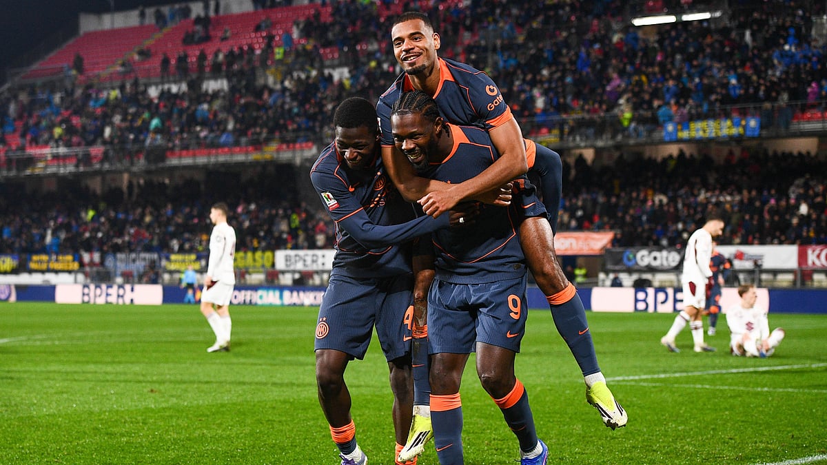 Inter's players celebrate Andy Diouf's goal