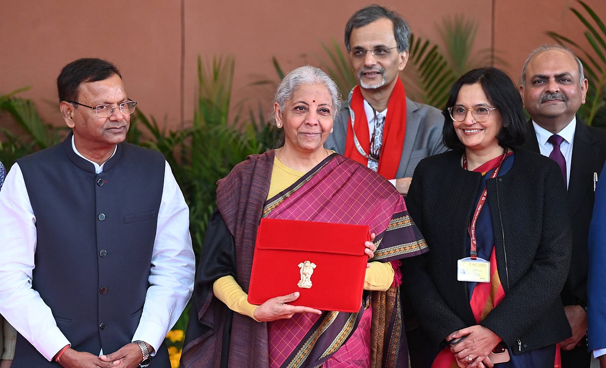 IMAGO / Hindustan Times
 : Union Finance Minister Nirmala Sitharaman with Union Minister of State for Finance Pankaj Chaudhary and other officials outside the Finance Ministry ahead of the presentation of the Union Budget 2026-27 at Ministry of Finance, Kartavya Bhavan, on February 1, 2026 in New Delhi, India.