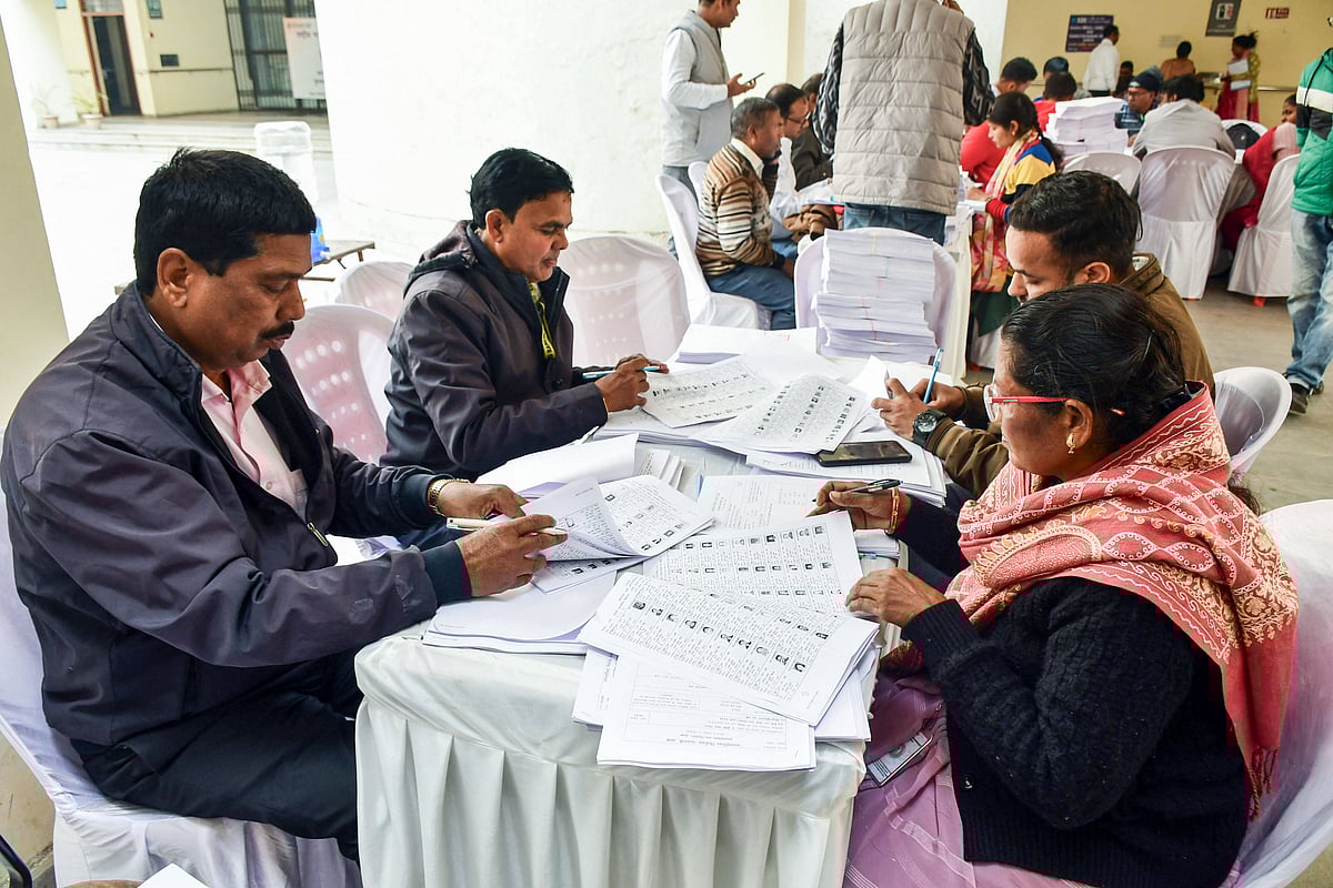 IMAGO/ANI News : Employees of DC office verify the voter list ahead of the Council elections on 23rd February 2026, in Ranchi