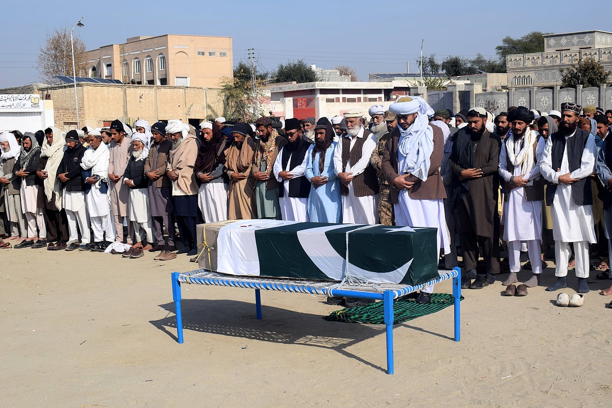 IMAGO / ZUMA Press Wire : February 4, 2026, Peshawar, Pakistan: Relatives and security personnel offer funeral prayers for a paramilitary soldier killed in a Baloch separatists attack, in Lakki Marwat on February 4, 2026. 