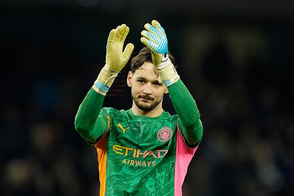 | Photo: AP/Dave Thompson : Manchester Citys goalkeeper James Trafford walks off the pitch after the English League Cup semifinal soccer match soccer match between Manchester City and Newcastle in Manchester, England.