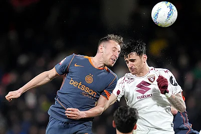 | Photo: Spada/LaPresse via AP : Inter Milans Davide Frattesi left, fights for a head ball with Torinos Sandro Kulenovic during an Italian Cup soccer match in Monza, Italy.