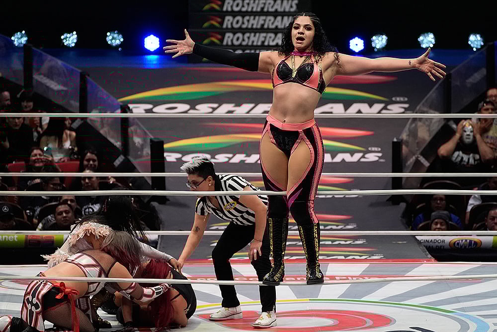 | Photo: AP/Marco Ugarte : Lucha Libre wrestler Persephone reacts during a fight at the Arena Mexico in Mexico City.