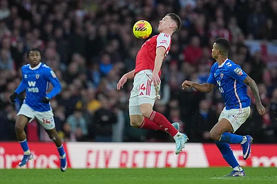 | Photo: AP/Kin Cheung : Arsenals Viktor Gyoekeres receives the ball in front of Sunderlands Reinildo Mandava during the English Premier League soccer match between Arsenal and Sunderland in London, England.