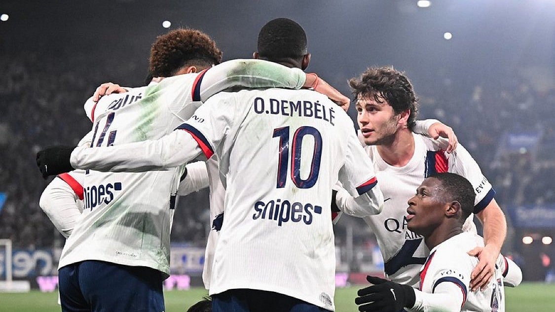 PSG_English/X : PSG footballers in team huddle. 