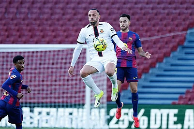 | Photo:AP/Joan Monfort : Mallorcas Vedat Muriqi, front, and Barcelonas Eric Garcia jump for the ball during the Spanish La Liga soccer match between Barcelona and Mallorca in Barcelona, Spain.