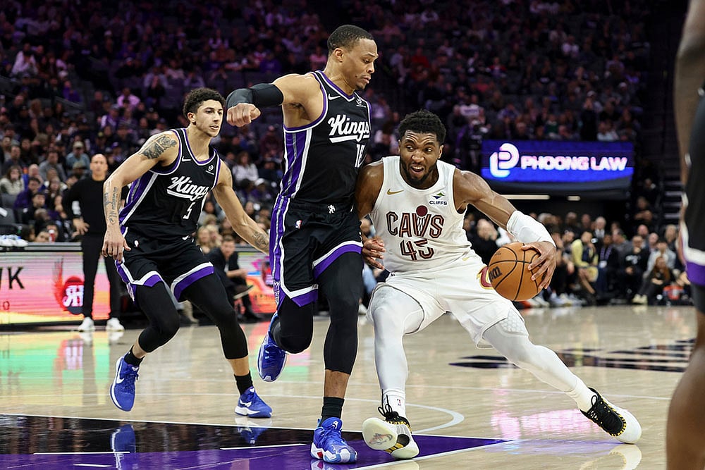 | Photo: AP/Sara Nevis : Cleveland Cavaliers guard Donovan Mitchell (45) drives to the basket with Sacramento Kings guard Russell Westbrook, center, defending during the second half of an NBA basketball game in Sacramento, Calif.
