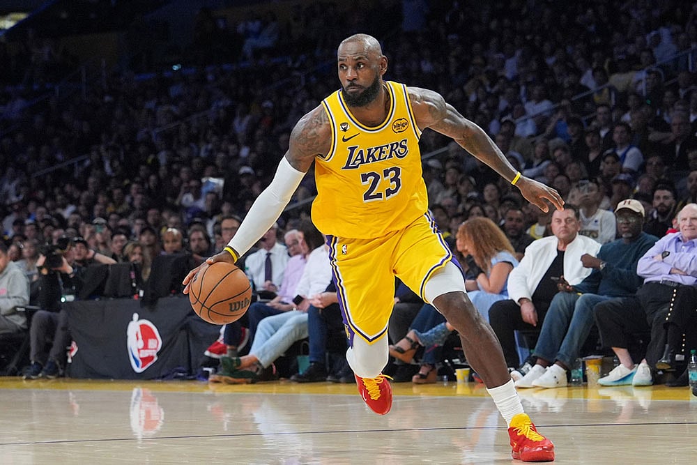 | Photo: AP/Jae C. Hong : Los Angeles Lakers forward LeBron James drives to the basket during the second half of an NBA basketball game against the Golden State Warriors in Los Angeles.