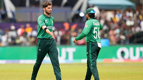 | Photo: AP/Eranga Jayawardena : Pakistans Shaheen Shah Afridi, left. celebrates with teammate Babar Azam the wicket of Netherlands Roelof van der Merwe during the T20 World Cup cricket match between Netherlands and Pakistan in Colombo, Sri Lanka, Saturday, Feb. 7, 2026.
