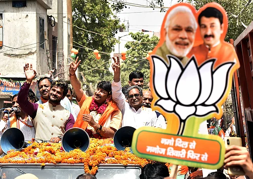 IMAGO / Hindustan Times : BJP Delhi President and BJP candidate from North East Delhi for Lok Sabha elections Manoj Tiwari (C), with Bhojpuri film star Khesari Lal Yadav (L) and senior BJP leader Lal Bihari Tiwari during an election campaign rally, on May 10, 2019 in New Delhi, India.