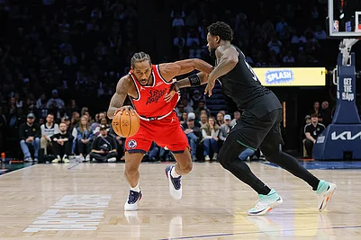 | Photo: AP/Bailey Hillesheim : Los Angeles Clippers forward Kawhi Leonard, left, drives to the basket while Minnesota Timberwolves forward Julius Randle, right, defends during the second half of an NBA basketball game in Minneapolis.