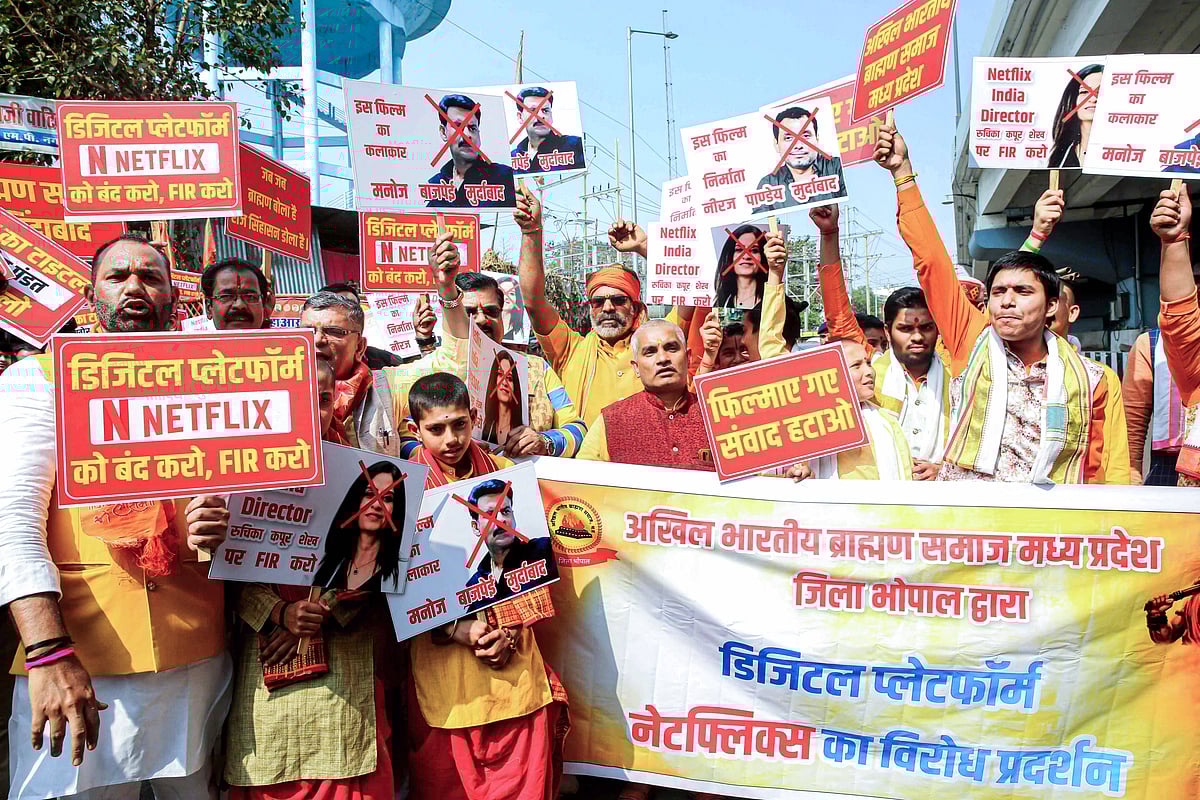 IMAGO/ANI News : Akhila Bhartiya Brahmana Mahasangha (ABBM) members stage a demonstration over the Ghooskhor Pandat film Bhopal, in Bhopal on Thursday.