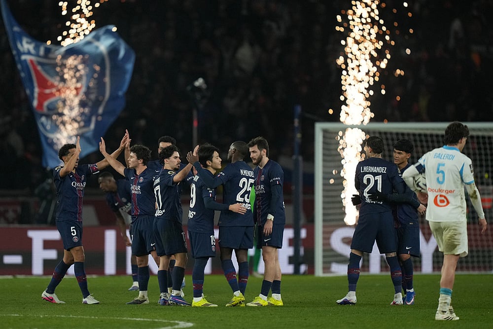 | Photo: AP/Thibault Camus : PSG players celebrate at the end of the French League One soccer match between Paris Saint-Germain and Marseille in Paris, Sunday, Feb. 8, 2026. 