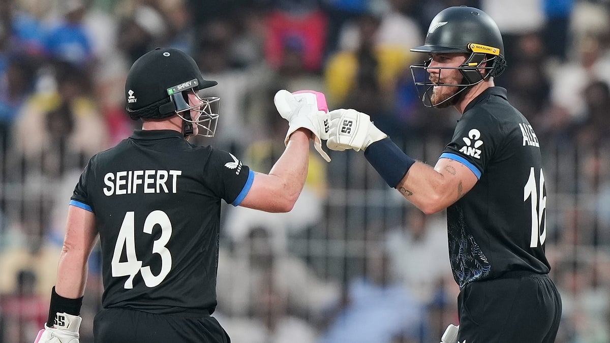(AP Photo/Mahesh Kumar A.) : New Zealands Finn Allen, right and Tim Seifert greets each other during the T20 World Cup cricket match between New Zealand and United Arab Emirates in Chennai, India, Tuesday, Feb. 10, 2026