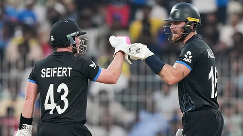 (AP Photo/Mahesh Kumar A.) : New Zealands Finn Allen, right and Tim Seifert greets each other during the T20 World Cup cricket match between New Zealand and United Arab Emirates in Chennai, India, Tuesday, Feb. 10, 2026
