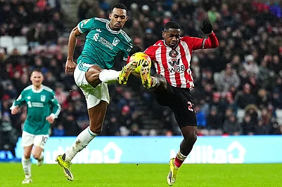 | Photo: Owen Humphreys/PA via AP : Liverpools Ryan Gravenberch, left, and Sunderlands Noah Sadiki battle for the ball during the English Premier League soccer match, in Sunderland, England.