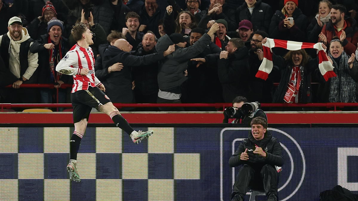 (AP Photo/Ian Walton) : Brentford's Keane Lewis-Potter celebrates after scoring during the English Premier League soccer match between Brentford and Arsenal in London, Thursday, Feb. 12, 2026.