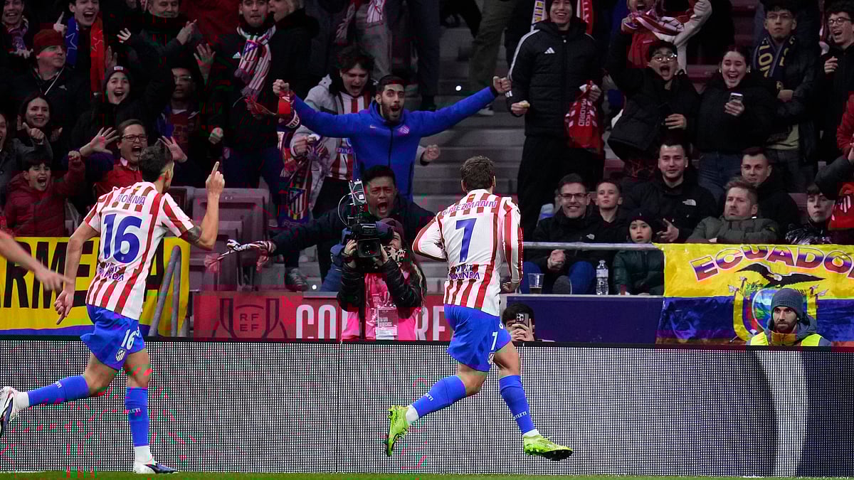 (AP Photo/Manu Fernandez) : Atletico Madrid's Antoine Griezmann, right, celebrates after scoring his side's second goal during the Copa del Rey semifinal first leg soccer match between Atletico Madrid and Barcelona in Madrid, Spain, Thursday, Feb. 12, 2026.