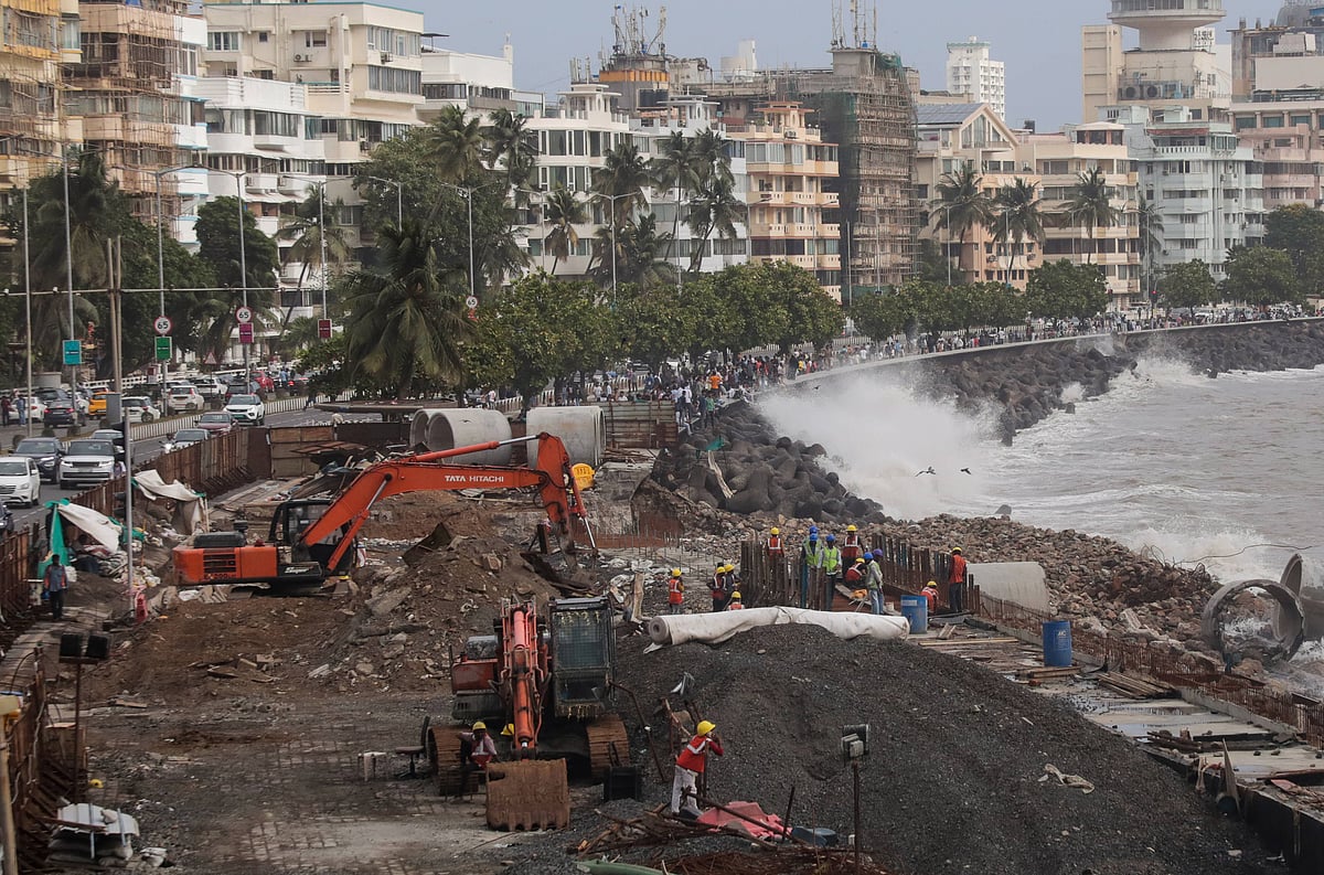 IMAGO / NurPhoto
 : Labourers  working at the coastal road construction site, as the waves crash at a seafront in Mumbai, India, on June 13, 2023Labourers  working at the coastal road construction site, as the waves crash at a seafront in Mumbai, India, on June 13, 2023