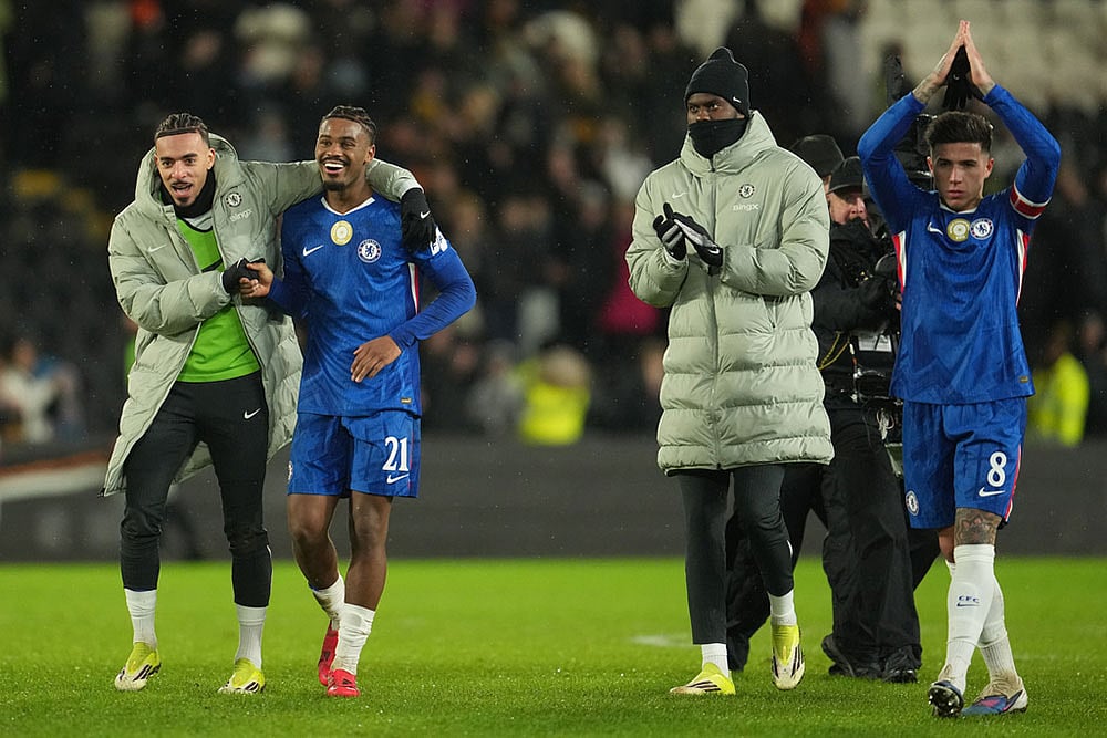 | Photo: AP/Jon Super : Chelsea players thnak the fans after the Champions League soccer match between Liverpool and Real Madrid in Liverpool, England.