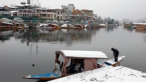 IMAGO / Matrix Images : Snowfall in Srinagar, India A Kashmiri boatman pushes his boat after a fresh snowfall on cold winter morning at the Dal Lake, Srinagar, India on January 25, 2026.
