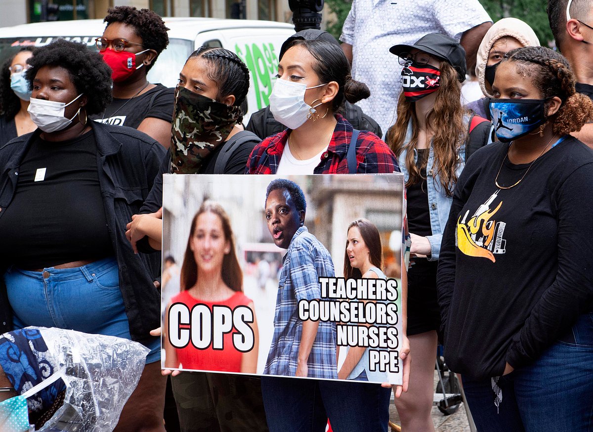 IMAGO / ZUMA Press Wire : Memes being used by - Chicago activists  in support of reappropriating police funding for public schools