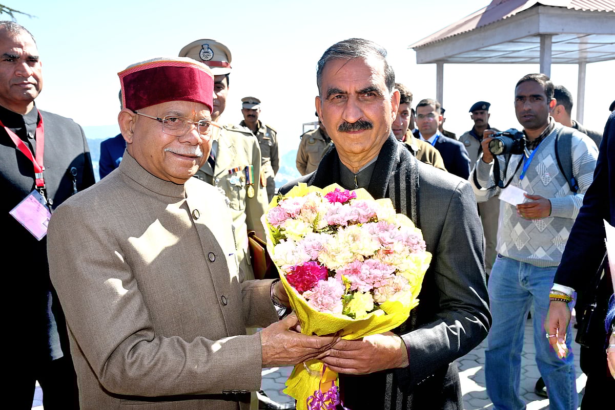 Outlook Photo : Governor Shiv Pratap Shukla is being welcomed by Chief Minister Sukhwinder Singh Sukhu at the state assembly on his arrival on Monday