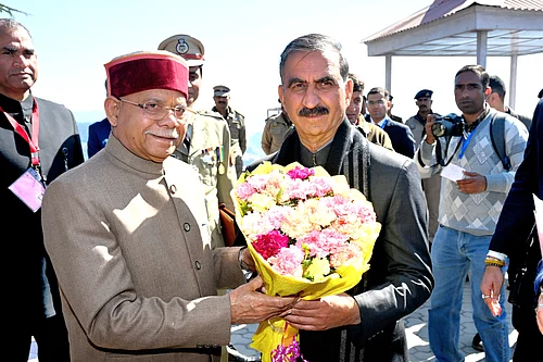 Outlook Photo : Governor Shiv Pratap Shukla is being welcomed by Chief Minister Sukhwinder Singh Sukhu at the state assembly on his arrival on Monday