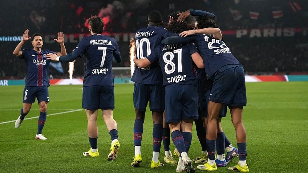 | Photo: AP/Thibault Camus : PSG's Khvicha Kvaratskhelia celebrates with teammates after scoring his side's fourth goal during the French League One soccer match between Paris Saint-Germain and Marseille in Paris.